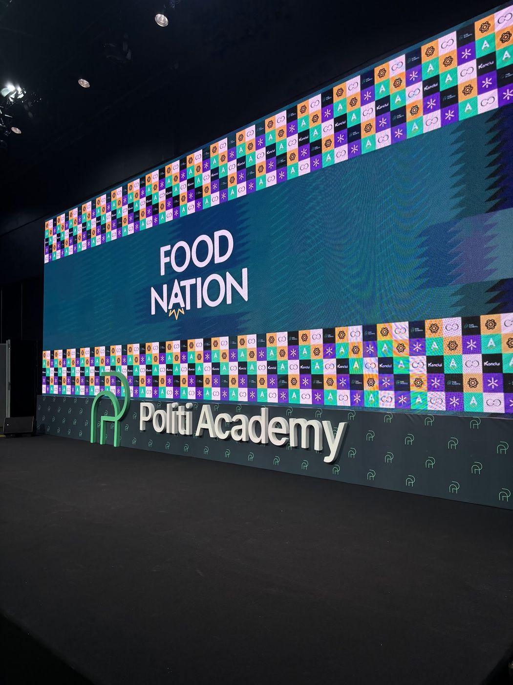 Palco cenográfico com painel de LED e testeira iluminada em convenção corporativa