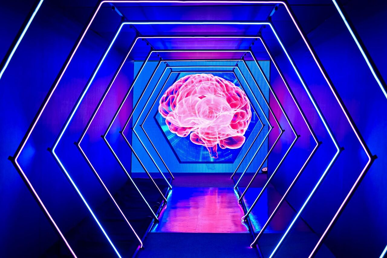 Stand corporativo com cenografia imersiva e iluminação estratégica aplicando princípios de neuroarquitetura em feira de negócios