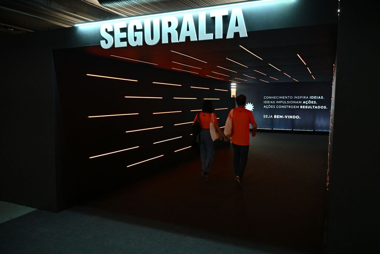 Painel cenográfico profissional em festa corporativa com iluminação integrada