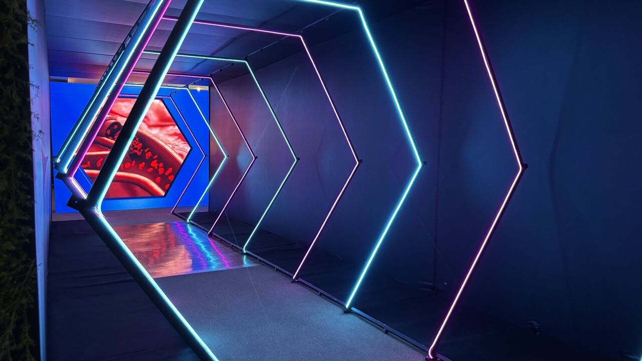 Stand cenográfico com narrativa espacial integrada para evento corporativo