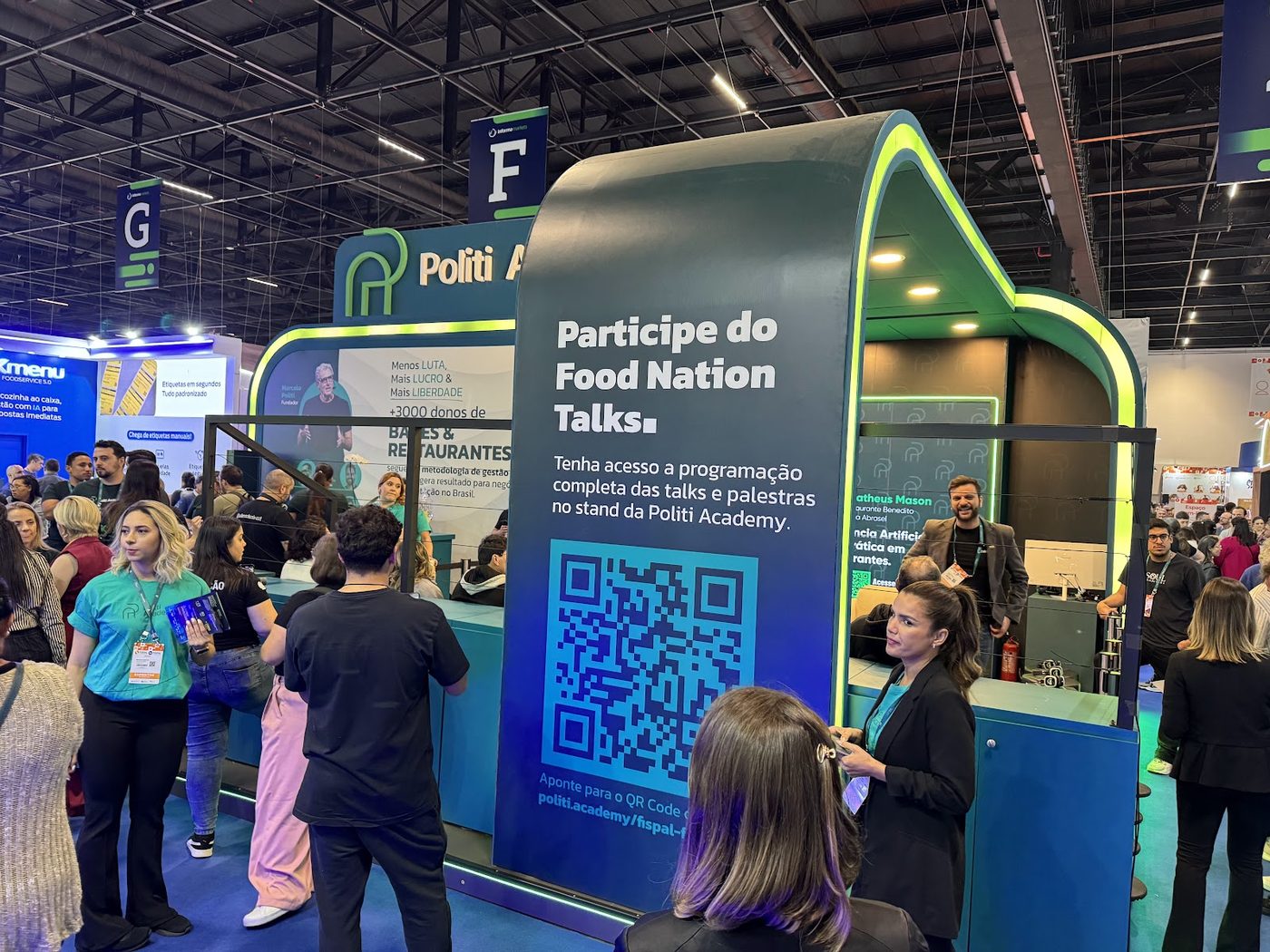 Arco cenográfico com moldura verde neon e QR code em stand de feira