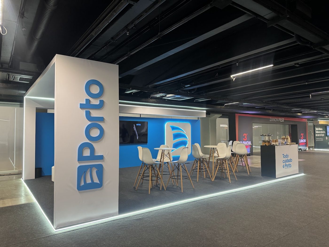 Painel iluminado com logotipo em relevo no stand de feira corporativa