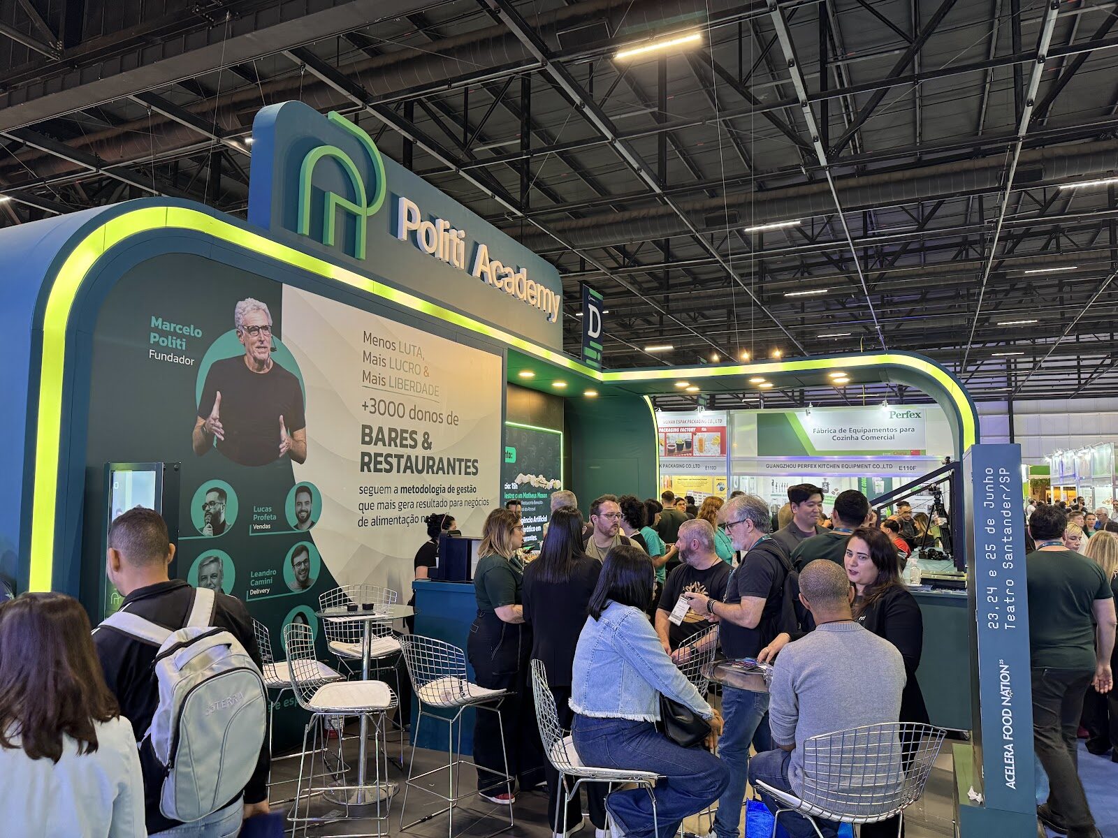 Testeira iluminada e telão institucional: o stand da Politi Academy se destaca em feira de negócios.