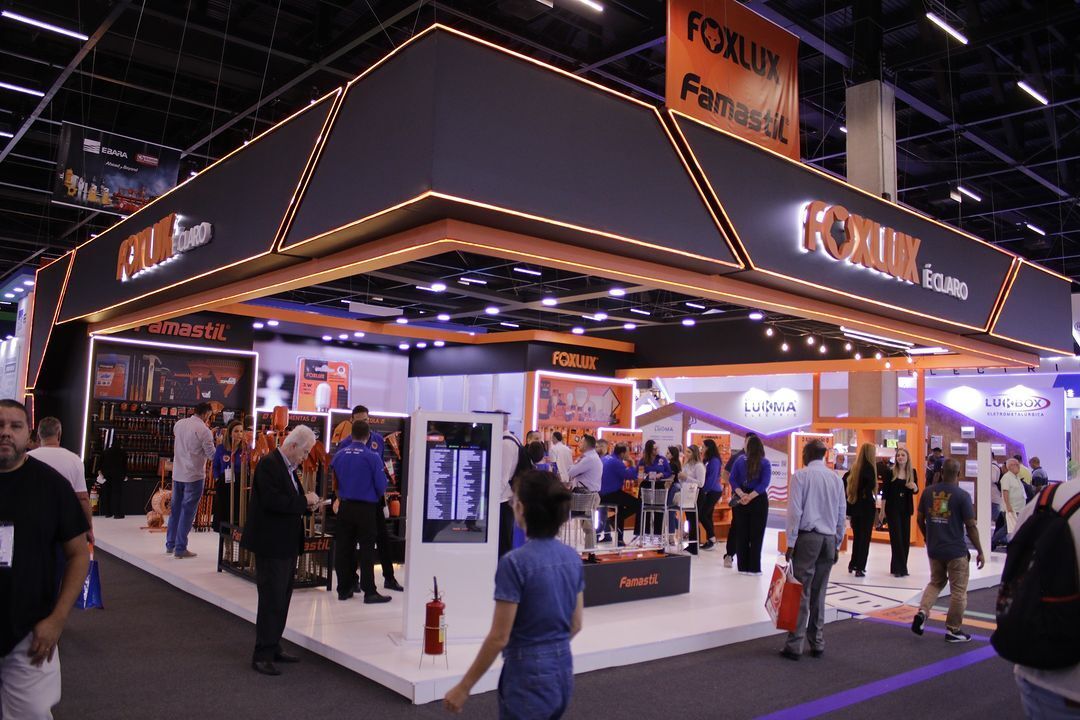 Stand com fachada de destaque em corredor de feira corporativa