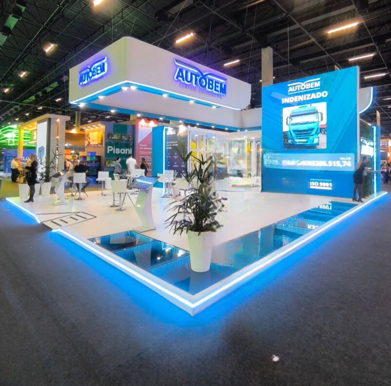 Stand modular desmontado em seções padronizadas de metalon e painéis neutros prontos para reutilização em próxima feira