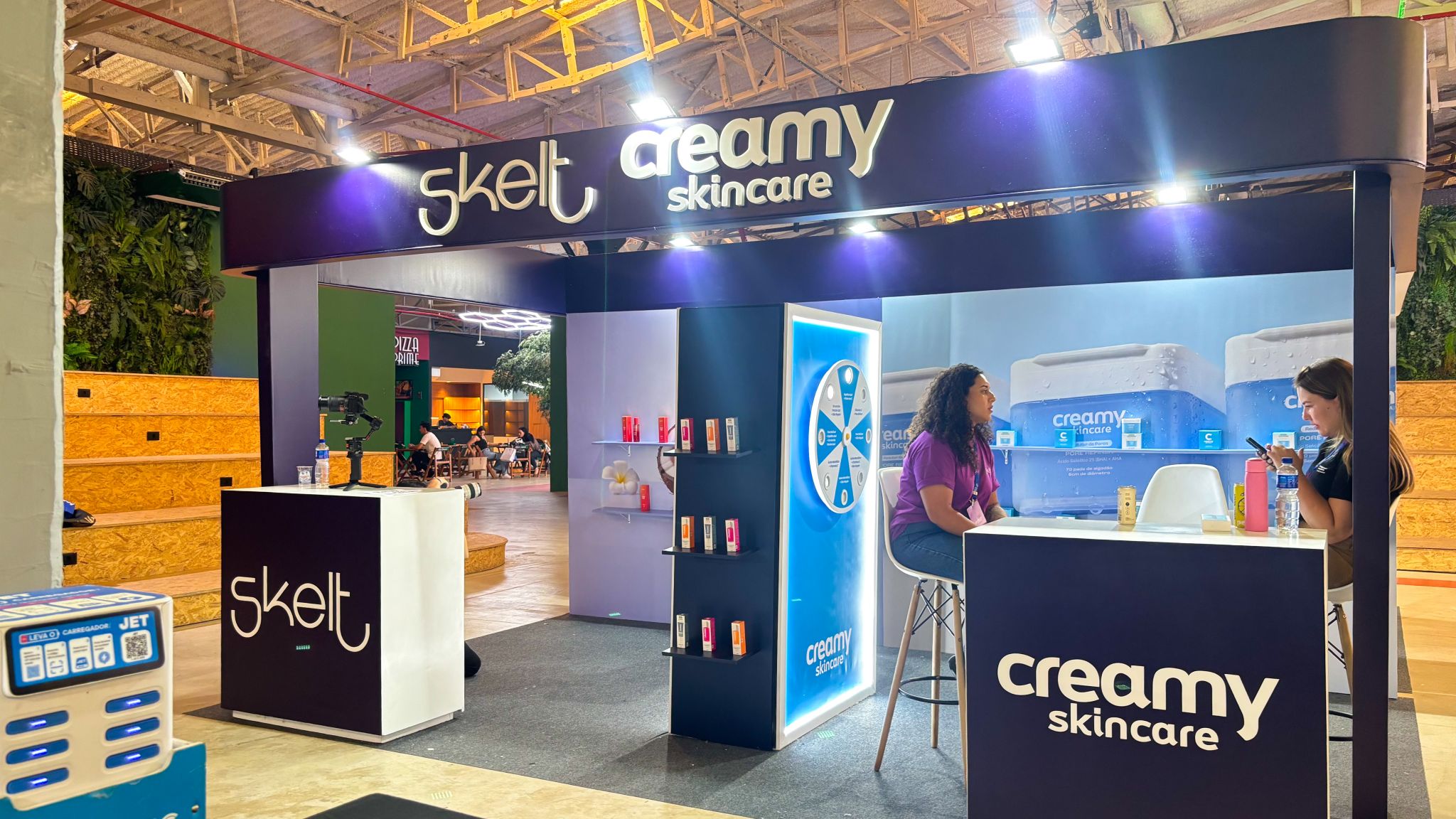 Stand de feira com sala de reunião privada integrada para negociações