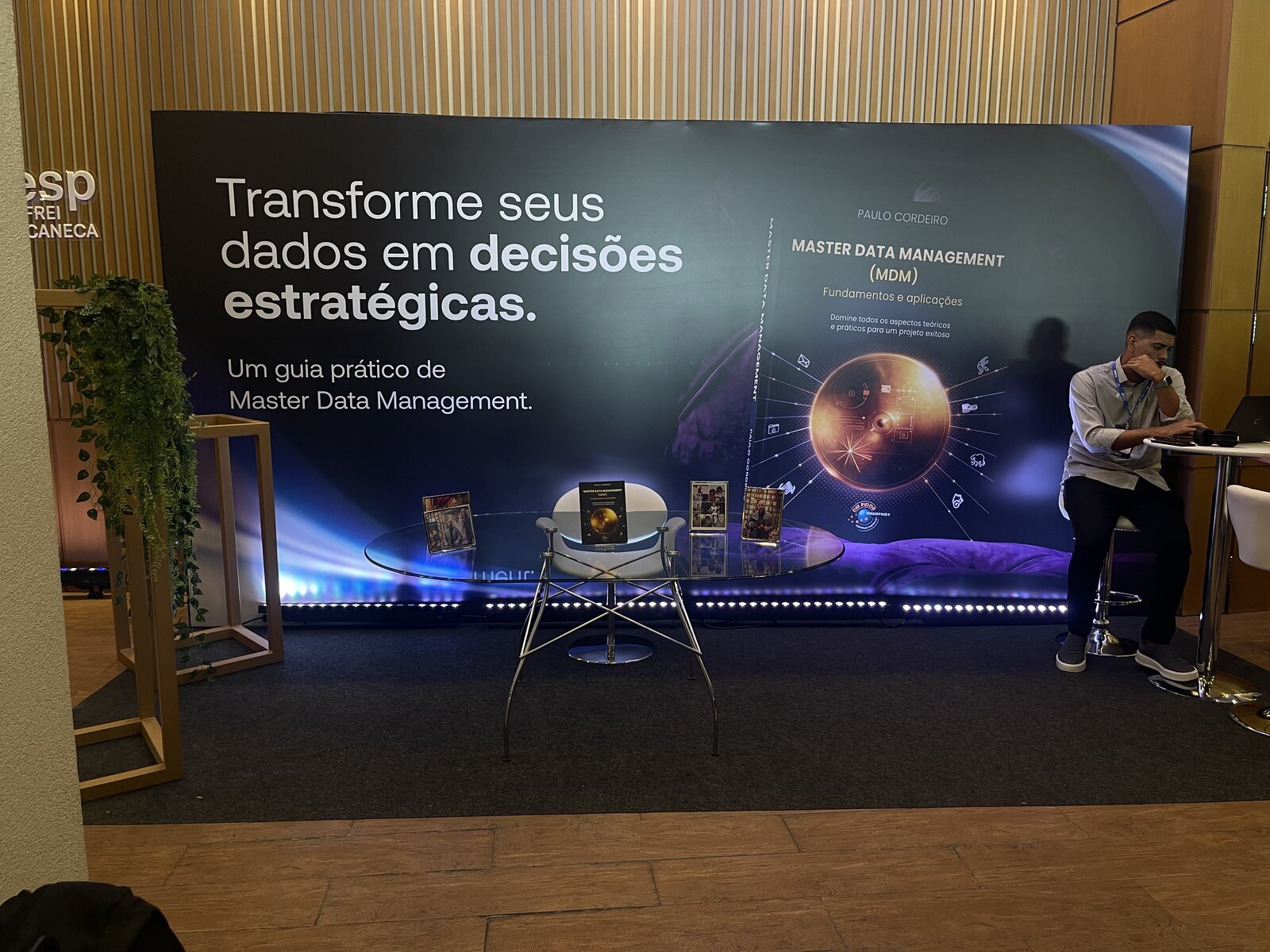 Ponto de fotos do Amigos do Cadastro com recorte orgânico e perfil de LED azul embutido, produzido pela Atom Cenografia