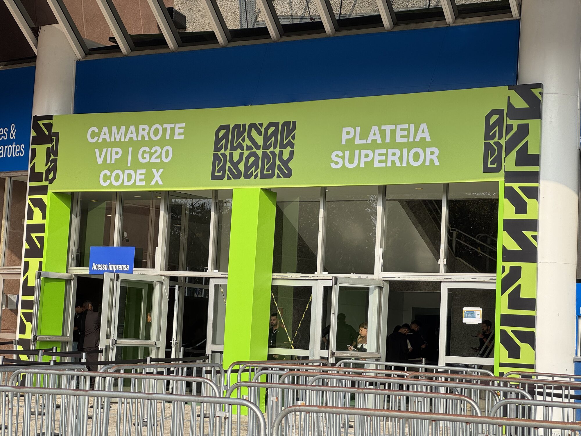 Pórtico cenográfico de acesso VIP e Plateia Superior do Barber Day Conference 2025, projeto Atom Cenografia