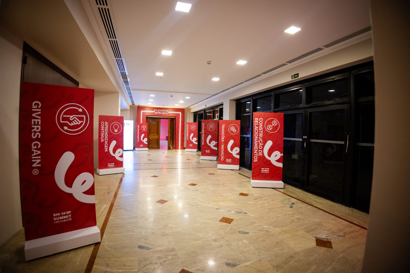 Totens de sinalização distribuídos ao longo do corredor de acesso do BNI Summit 26 SP