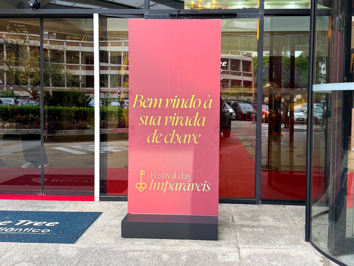 Totem de entrada do Festival das Imparáveis com a mensagem "Bem vindo à sua virada de chave", na fachada do Blue Tree Transatlântico