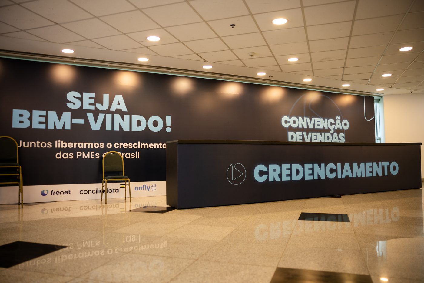 Bancada de credenciamento da Convenção de Vendas Omie 2026 com backdrop "Seja bem-vindo" e logos de patrocinadores
