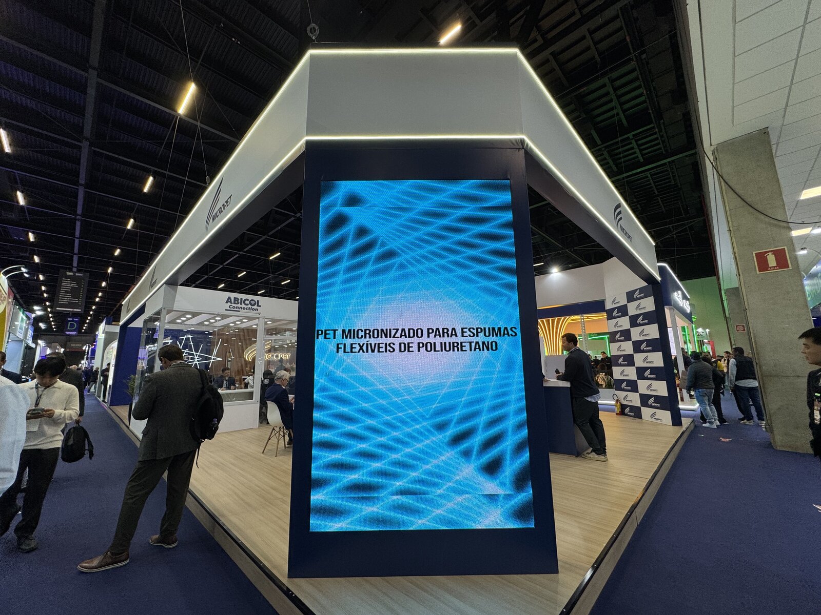 Canto chanfrado do stand da Micropet com painel de LED vertical, montado pela Atom Cenografia